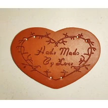Műbőr felvarrható címke &quot;Hand made by love&quot;