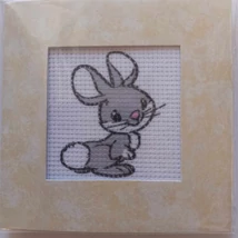Gobelin cérnával és papírkerettel 6,5 x 6,5 cm, nyuszika