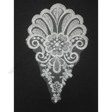 Organza alapon fehér hímzett csipke