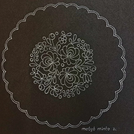 Hímezhető előnyomott fekete terítő 30x30 cm - matyó minta