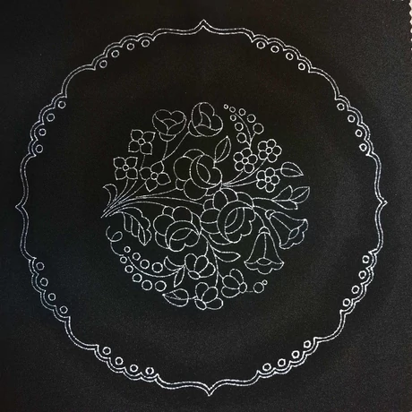 Hímezhető előnyomott fekete terítő 30x30 cm - kalocsai minta