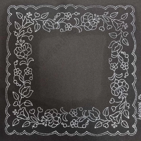 Előnyomott hímezhető kézimunka terítő fekete - 30 x 30 cm - kalocsai  minta